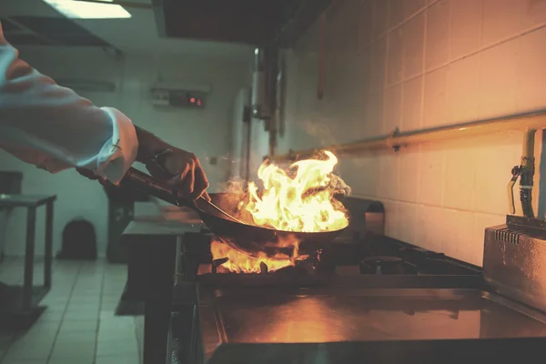 Chef Cozinhar Fazer Flambe Alimentos Cozinha Restaurante — Fotografia de Stock