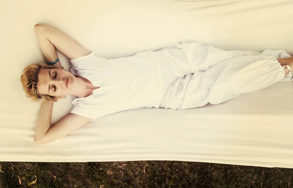 Krásná Mladá Žena Užívat Volného Času Při Odpočinku Bílý Houpací — Stock fotografie