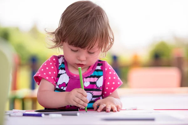 Linda Niña Alegre Pasar Tiempo Usando Lápiz Crayones Mientras Dibuja — Foto de Stock