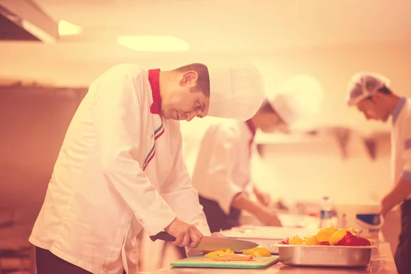 Chef Cortando Verduras Frescas Deliciosas Para Cocinar Ensalada — Foto de Stock