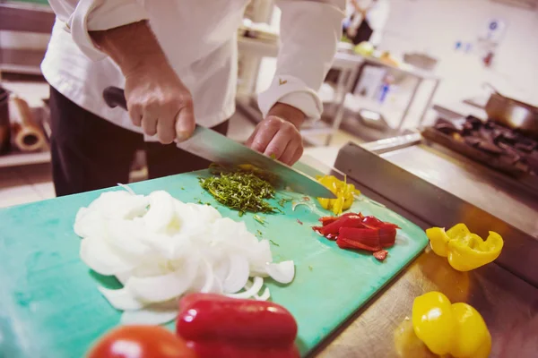 Chef Mãos Cortando Legumes Frescos Deliciosos Para Cozinhar Salada — Fotografia de Stock