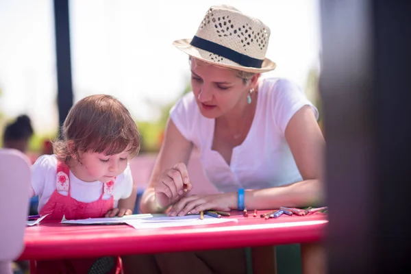 Giovane Madre Sua Piccola Figlia Trascorrono Allegramente Del Tempo Insieme — Foto Stock