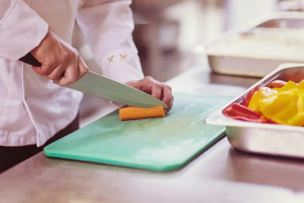 Chef Mains Coupant Légumes Frais Délicieux Pour Cuisine Salade — Photo