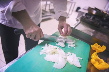 Şef kesme taze ve lezzetli sebze yemek pişirmek ya da salata için eller
