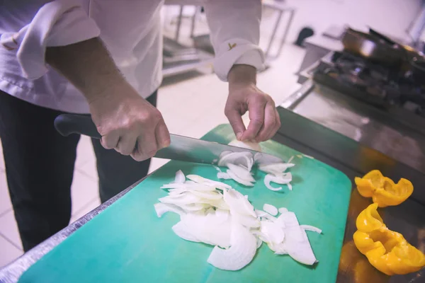 Chef Mãos Cortando Legumes Frescos Deliciosos Para Cozinhar Salada — Fotografia de Stock