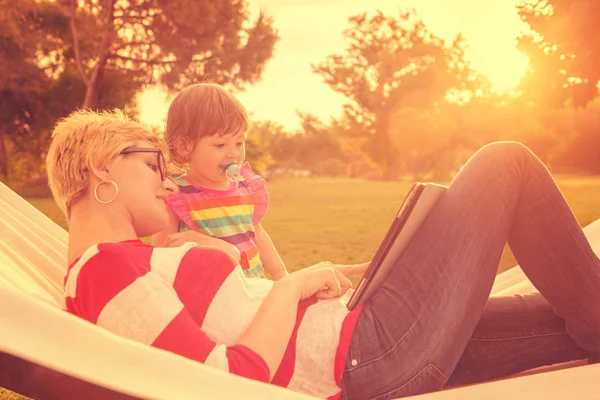 Mãe Feliz Sua Filhinha Desfrutando Tempo Livre Usando Computador Tablet — Fotografia de Stock