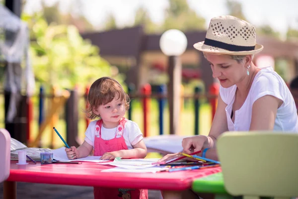 Giovane Madre Sua Piccola Figlia Trascorrono Allegramente Del Tempo Insieme — Foto Stock