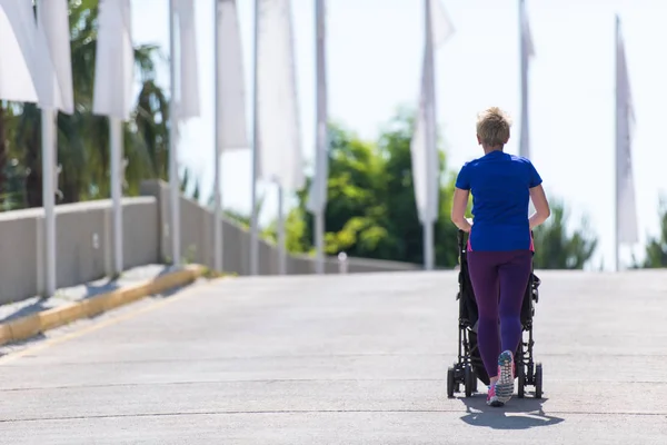 Junge Gesunde Mutter Joggt Während Sie Stadtpark Einen Kinderwagen Schiebt — Stockfoto