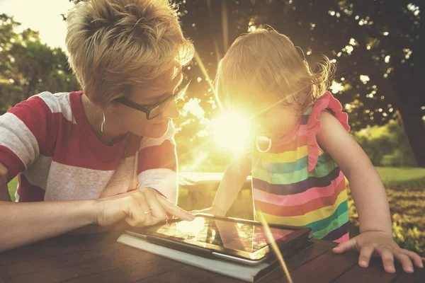 Felice Madre Sua Piccola Figlia Godendo Tempo Libero Utilizzando Computer — Foto Stock