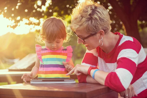 Felice Madre Sua Piccola Figlia Godendo Tempo Libero Utilizzando Computer — Foto Stock