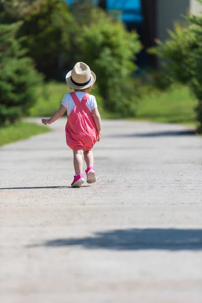 夏の朝に公園で走りながら元気に過ごす帽子を被った可愛い女の子 — ストック写真