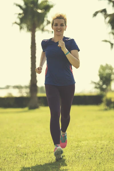 Junge Sportliche Läuferin Trainiert Sonnigen Morgen Wunderschönen Tropenpark Für Den — Stockfoto