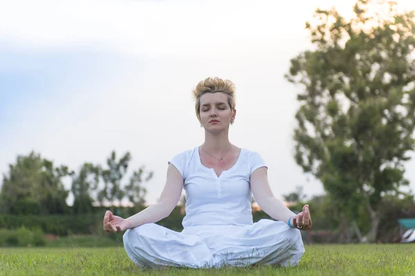 Gezonde Vrouw Ontspannen Terwijl Mediteren Yoga Doen Prachtige Natuur Het — Stockfoto