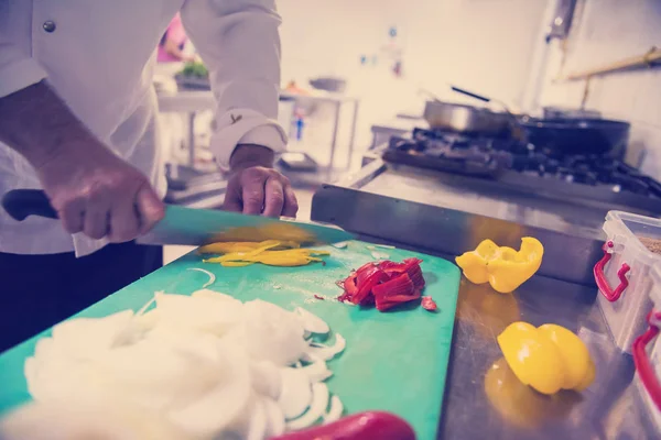 Chef Manos Corte Verduras Frescas Deliciosas Para Cocinar Ensalada —  Fotos de Stock