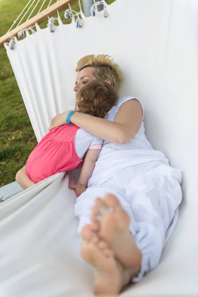 Щаслива Мати Маленька Дочка Насолоджуються Вільним Часом Обіймаючись Відпочиваючи Гамаку — стокове фото