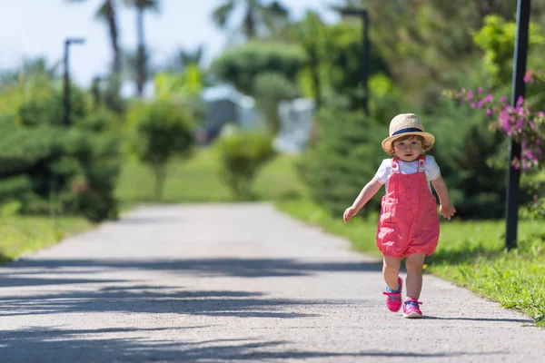 夏天的早晨 戴着帽子的可爱的小女孩在公园里跑来跑去 高兴地打发时间 — 图库照片