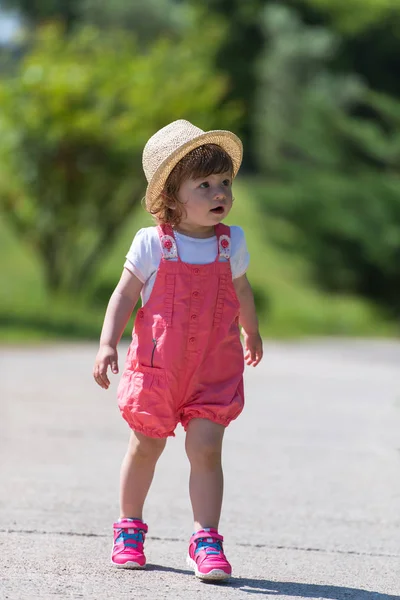 Linda Niña Con Sombrero Alegremente Pasar Tiempo Mientras Ejecuta Parque — Foto de Stock