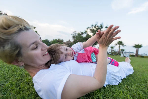 Joven Madre Linda Hijita Disfrutando Del Tiempo Libre Jugando Aire —  Fotos de Stock