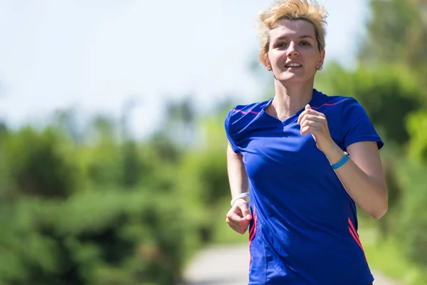 Jeune Coureuse Sportive Entraînant Pour Marathon Cours Exécution Dans Magnifique — Photo