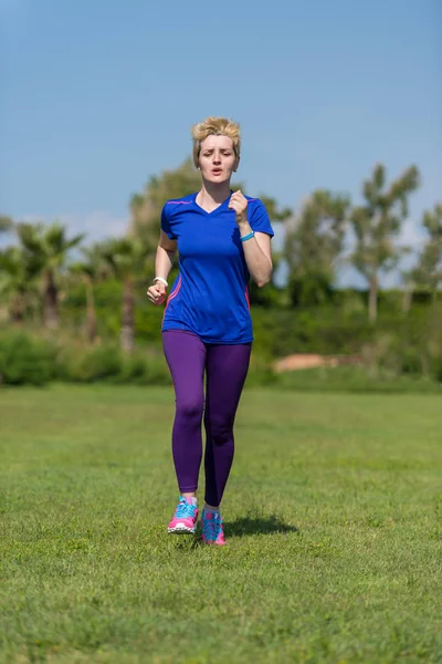 Jovem Atlético Feminino Corredor Treinamento Para Maratona Correndo Belo Parque — Fotografia de Stock