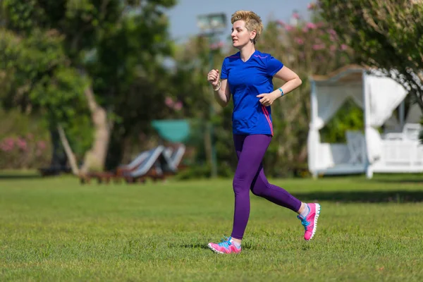 Jovem Atlético Feminino Corredor Treinamento Para Maratona Correndo Belo Parque — Fotografia de Stock