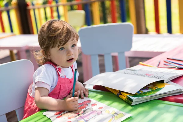 Linda Niña Alegre Pasar Tiempo Usando Lápiz Crayones Mientras Dibuja — Foto de Stock