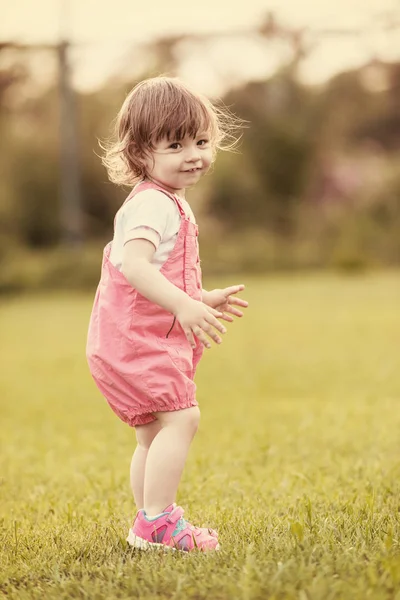 Speelse Schattig Klein Meisje Vrolijk Tijd Terwijl Het Lopen Ruime — Stockfoto