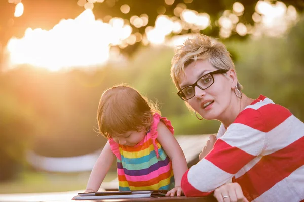Glückliche Mutter Und Ihre Kleine Tochter Genießen Die Freie Zeit — Stockfoto