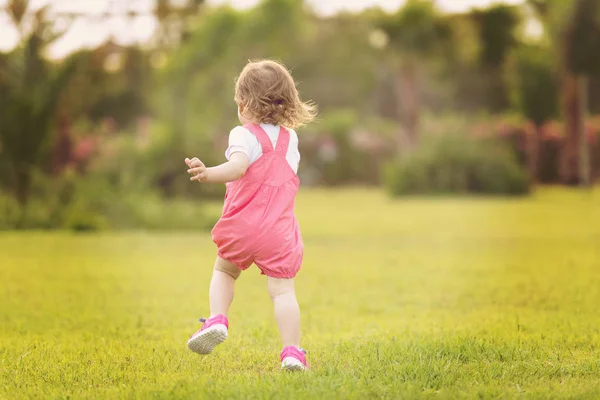 Oynak Sevimli Küçük Kız Neşeyle Geniş Bahçesinde Çimenlerin Üzerinde Çalışırken — Stok fotoğraf