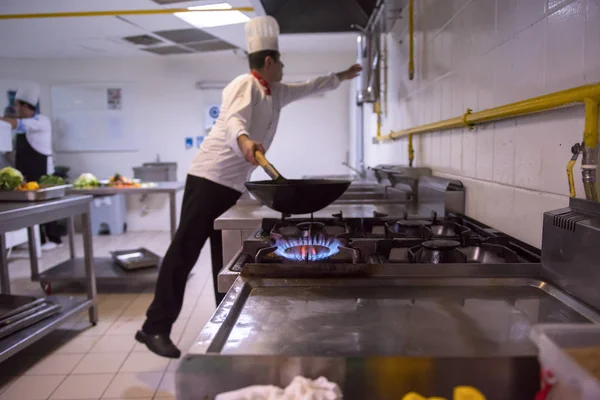 Mesterszakács Ételt Készít Wok Serpenyőben Sütve Értékesítési Élelmiszer Koncepció — Stock Fotó