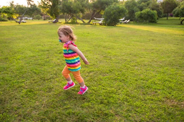 Игривая Милая Маленькая Девочка Весело Проводит Время Бегая Просторному Заднему — стоковое фото