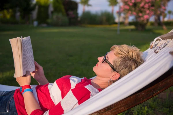 Jovem Mulher Lendo Livro Enquanto Relaxa Rede Jardim Tranquilo Durante — Fotografia de Stock