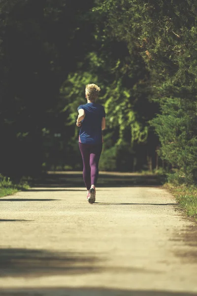 Młody Sportowy Runner Kobiece Szkolenia Maraton Pięknym Tropikalnym Parku Słoneczny — Zdjęcie stockowe