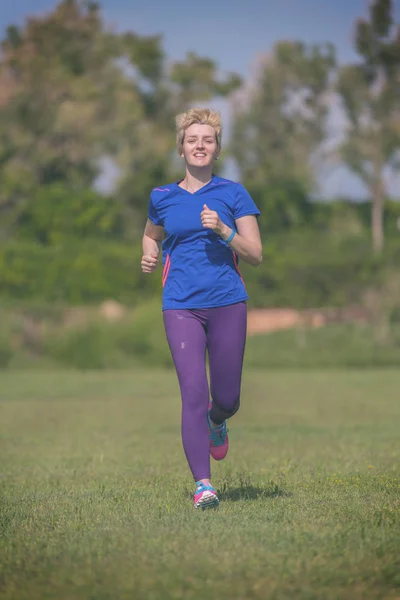 Mladý Sportovní Běžkyně Školení Pro Maratón Běží Krásném Tropickém Parku — Stock fotografie