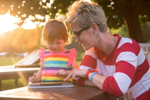 Felice Madre Sua Piccola Figlia Godendo Tempo Libero Utilizzando Computer — Foto Stock