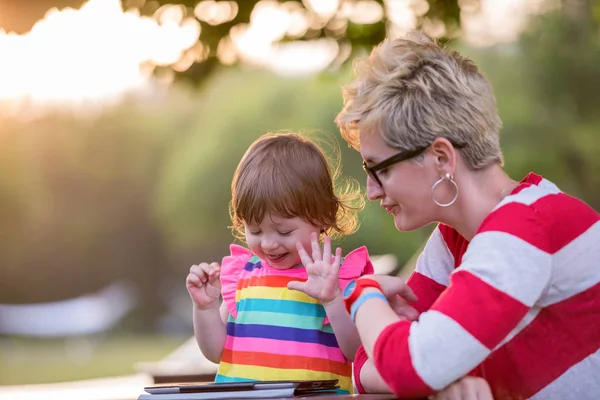 Happy Mother Her Little Daughter Enjoying Free Time Using Tablet — Stock Photo, Image