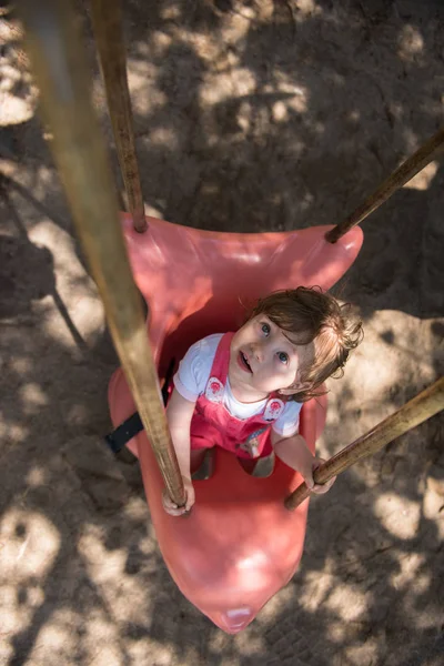 Neşeli Gülümseyen Sevimli Küçük Kız Parkta Oyun Üzerinde Sallanan Süre — Stok fotoğraf