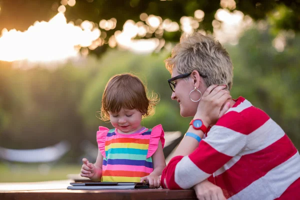 Happy Mother Her Little Daughter Enjoying Free Time Using Tablet — Stock Photo, Image