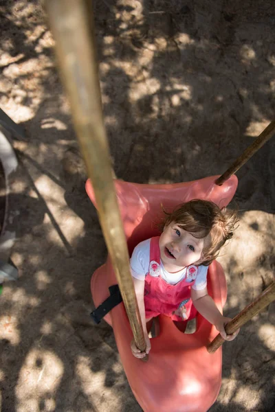 Neşeli Gülümseyen Sevimli Küçük Kız Parkta Oyun Üzerinde Sallanan Süre — Stok fotoğraf
