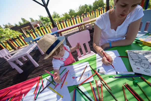 Giovane Madre Sua Piccola Figlia Trascorrono Allegramente Del Tempo Insieme — Foto Stock