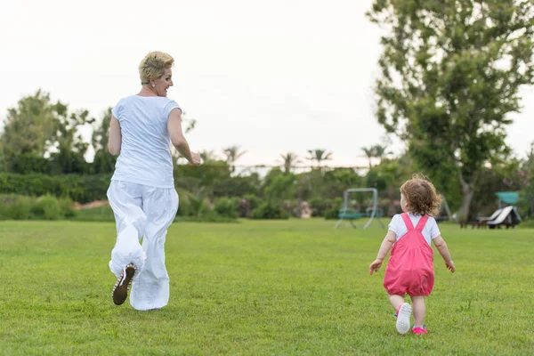 Young Mother Cute Little Daughter Enjoying Free Time Playing Backyard — Stock Photo, Image