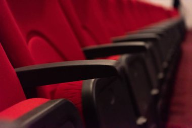 Kırmızı oturma sıraları ile boş konferans, tiyatro veya sinema salonu