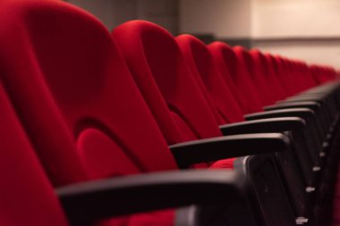 Kırmızı oturma sıraları ile boş konferans, tiyatro veya sinema salonu