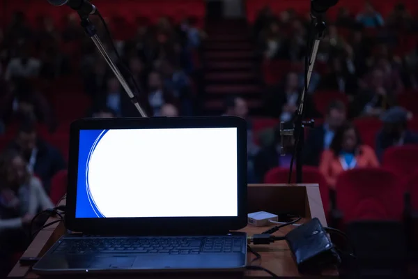 Laptop Computer Podium Zakelijk Seminarie Onderwijs Moderne Vergaderzaal — Stockfoto