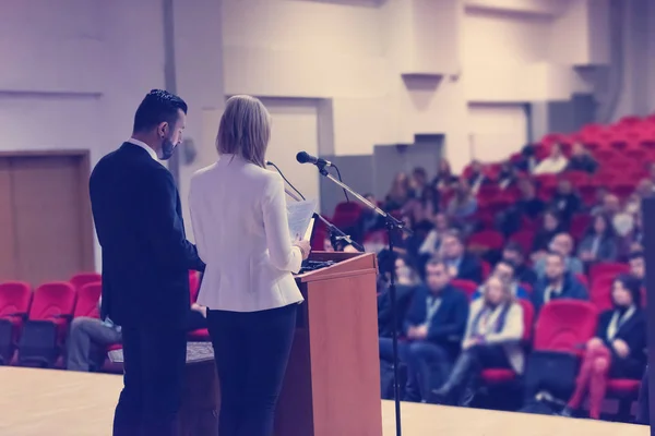 Twee Jonge Zakenlui Die Een Presentatie Geven Aan Een Groep — Stockfoto