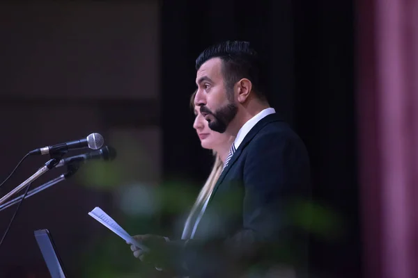 Dos Jóvenes Empresarios Dando Una Presentación Grupo Colegas Sentados Sillas —  Fotos de Stock