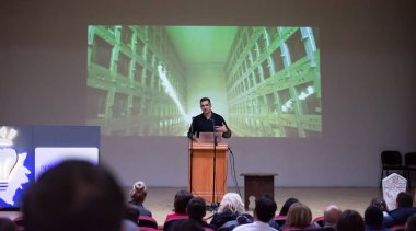 İş konferans odasında halka açık sunumları olan genç bir iş adamı. Konferans salonundaki izleyiciler. Girişimcilik Kulübü