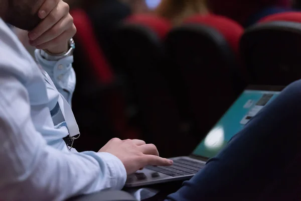 Biznesmeni Piszący Klawiaturze Laptopa Podczas Seminarium Sali Konferencyjnej — Zdjęcie stockowe