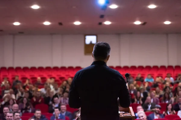 Jovem Empresário Sala Conferências Negócios Com Público Dando Apresentações Audiência — Fotografia de Stock