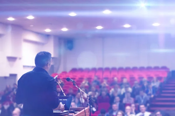 Giovane Uomo Affari Sala Conferenze Con Presentazioni Pubbliche Pubblico Alla — Foto Stock